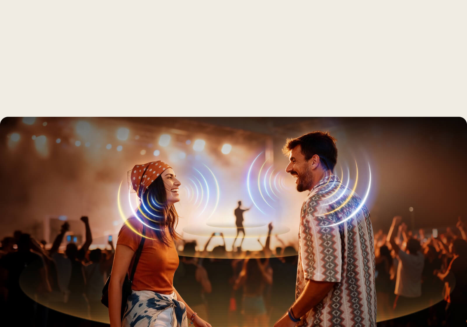 LG OLED evo AI G6 con Remasterización Ultra de Objetos muestra a dos personas enfrentadas en un concierto lleno de gente, aclarando las voces en medio de un fuerte ruido de fondo y brindando un audio nítido y envolvente.